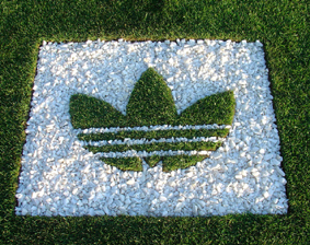 El logo de Adidas Originals impreso en un parque público.